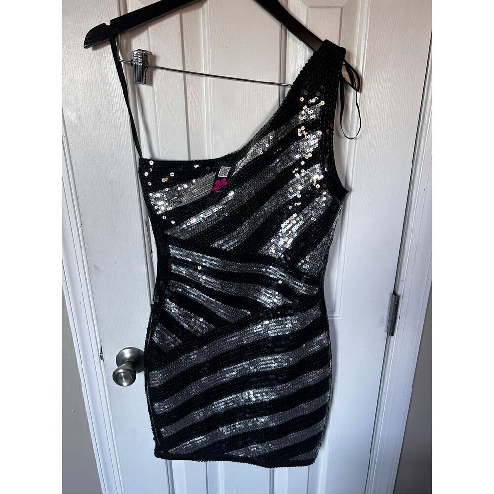Bebe sexy new years eve dress sequence back and silver form fitting mini one sho